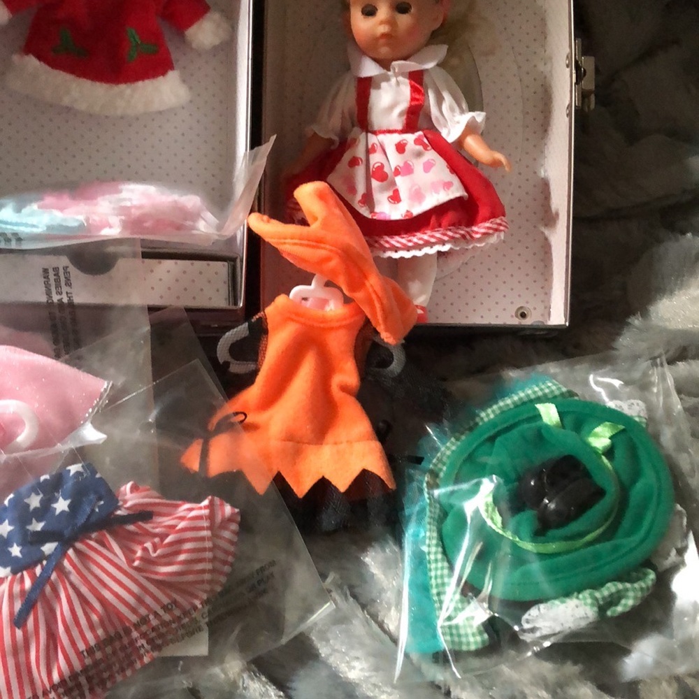 Doll with 8 Outfits and Pink Trunk - Picture 2 of 5